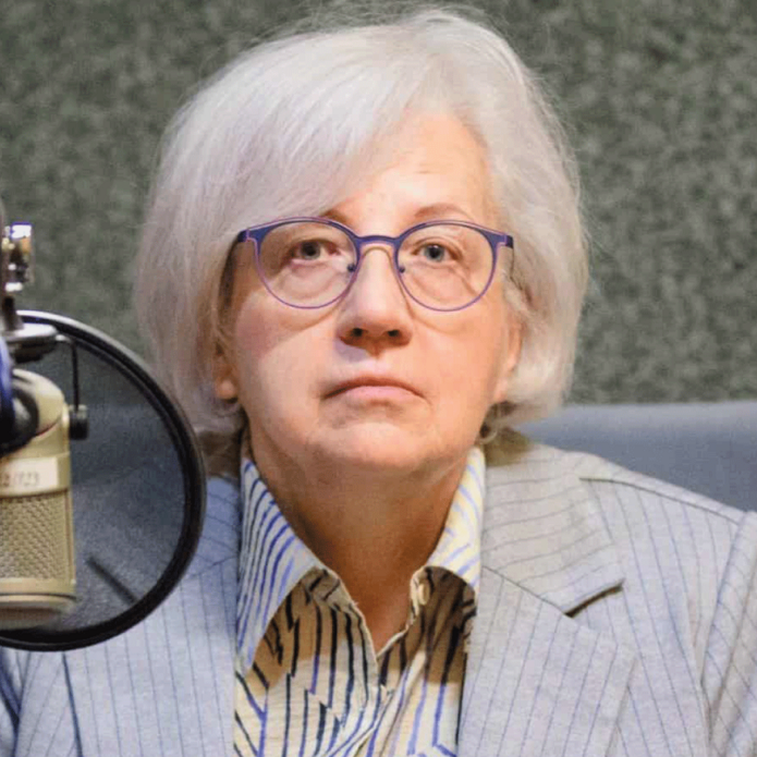 kobieta w radiowym mikrofonem