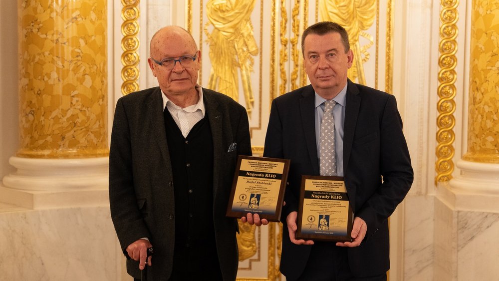 mężczyźni z nagrodą