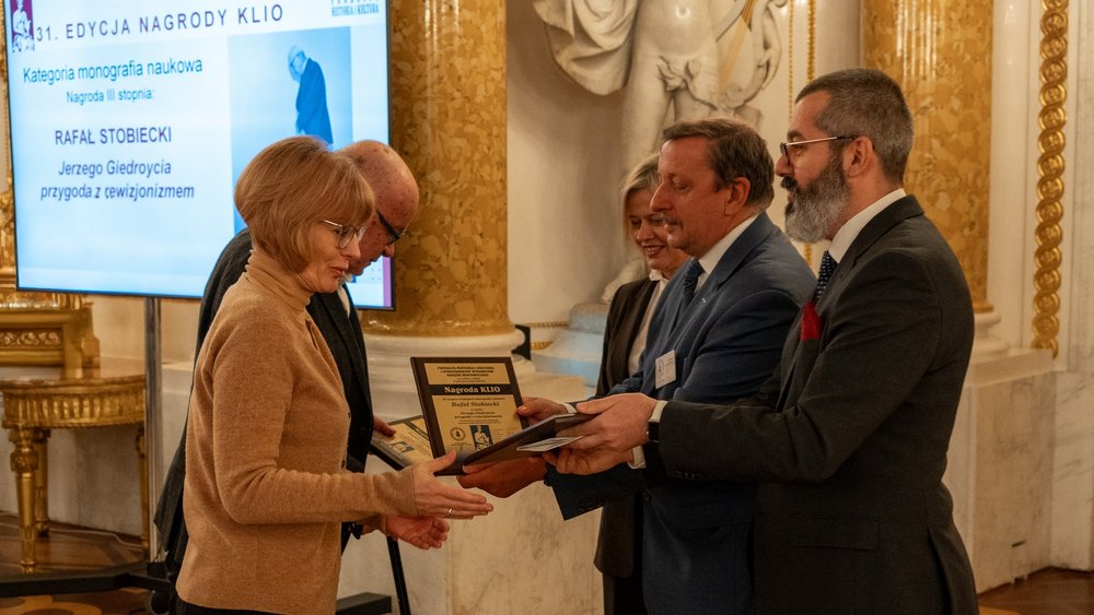 osoba wręczajaca nagrodę